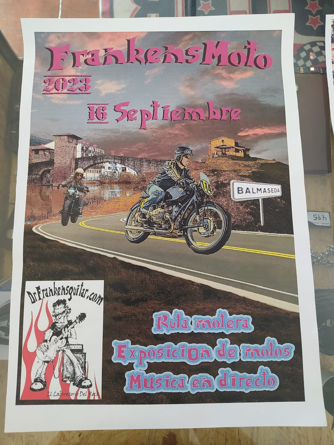 Cartel del festival con ruta en moto.