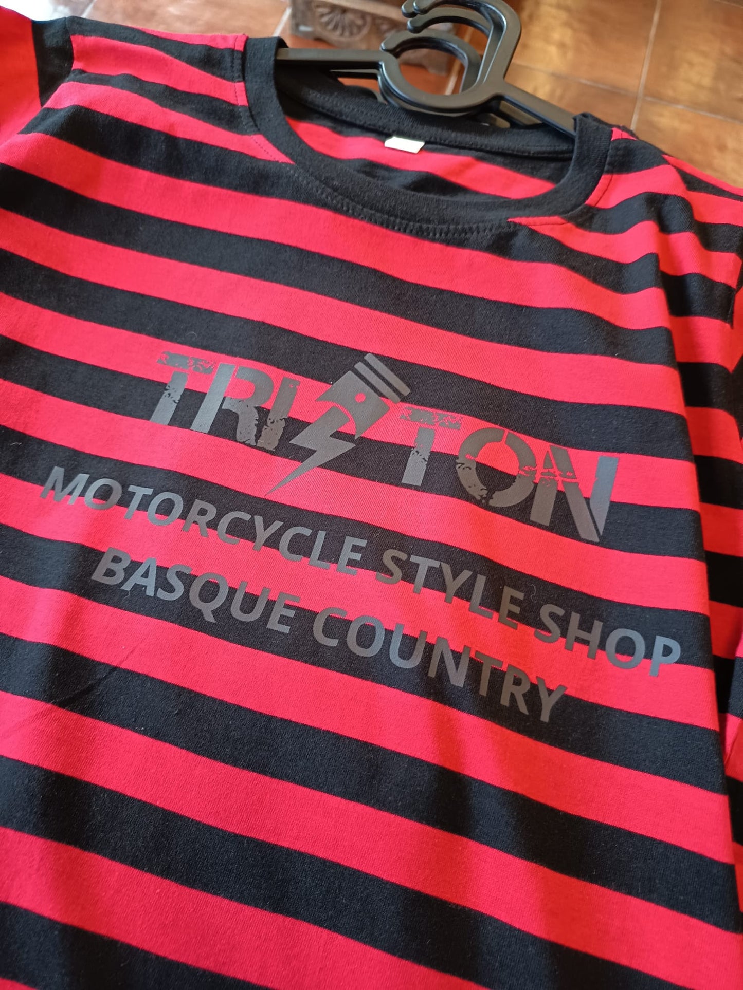 Camiseta manga corta a rayas. TRITON