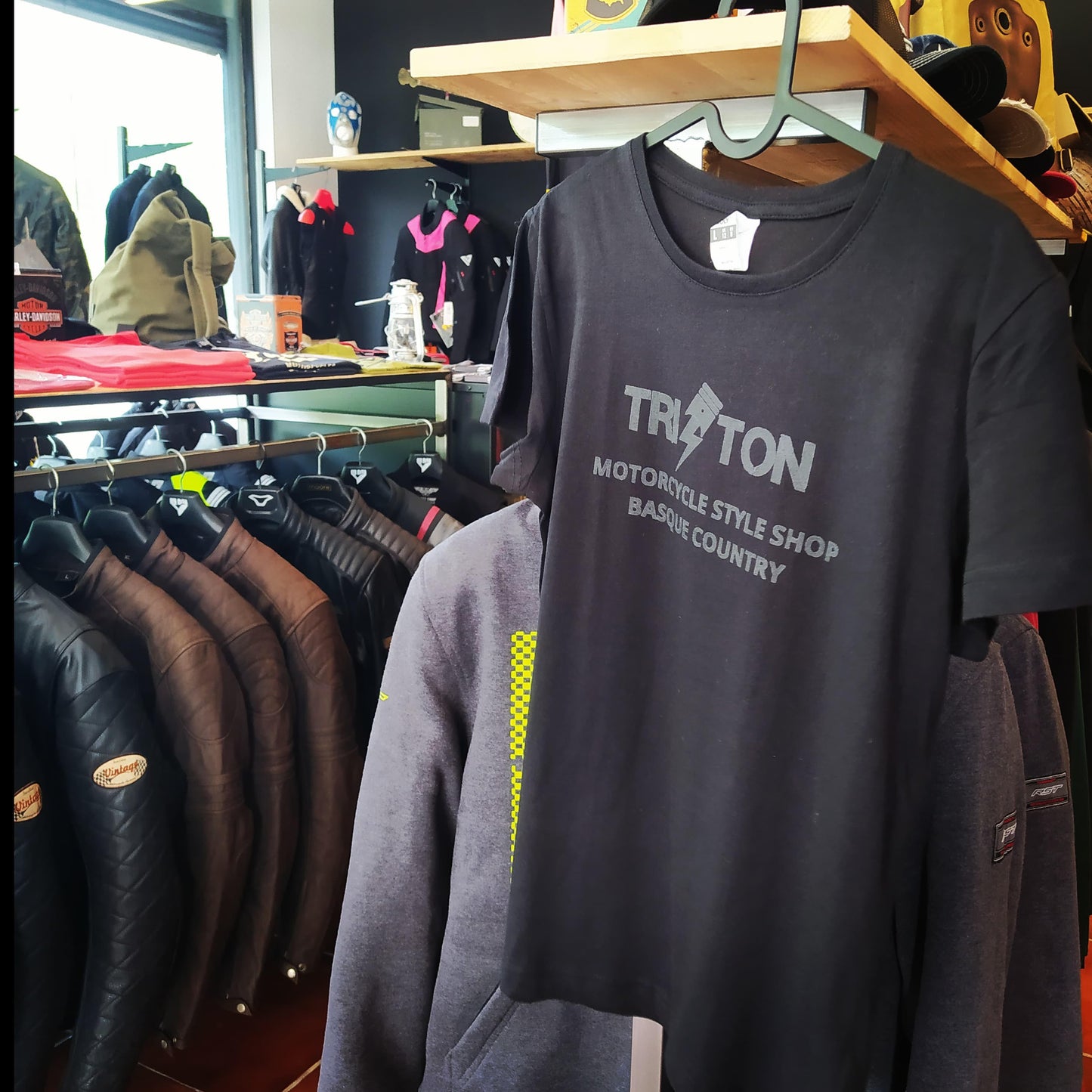 CAMISETA NEGRA TRITON